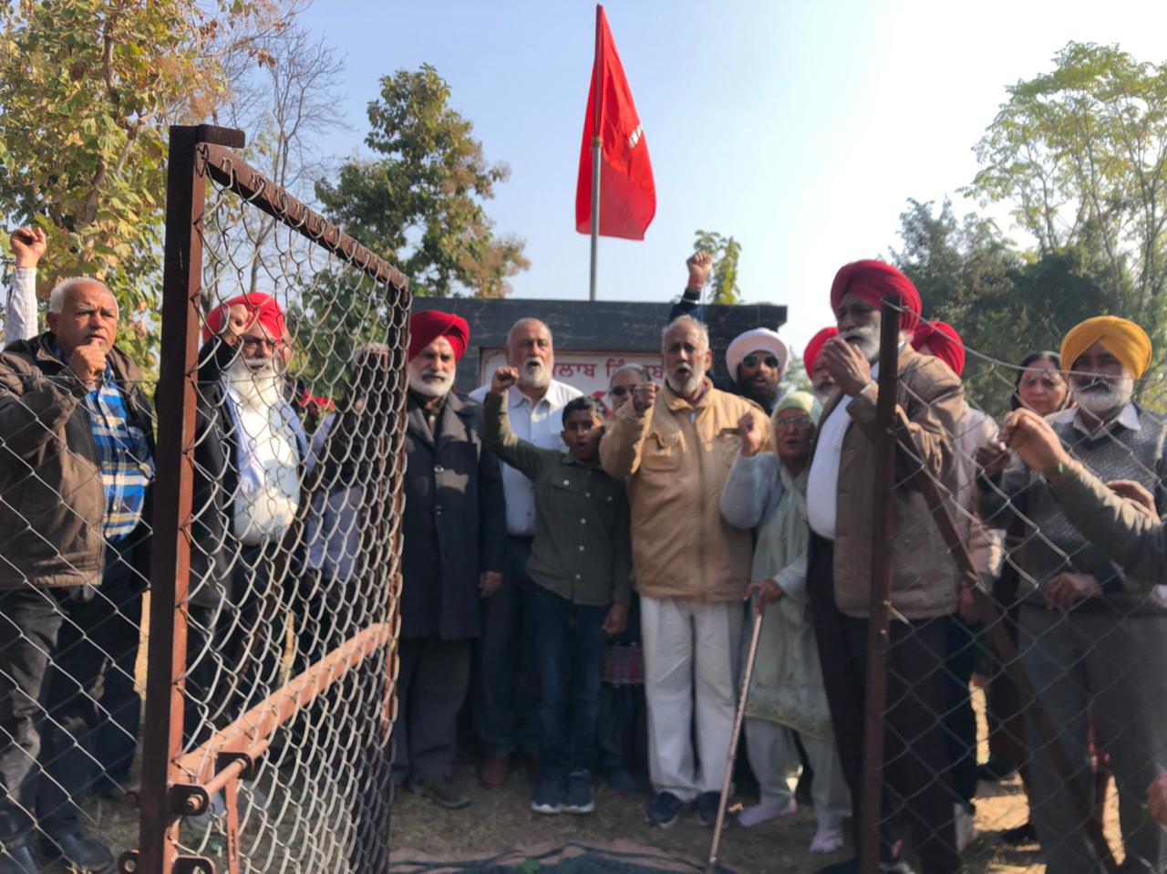 ਬੀਣੇਵਾਲ ਚ ਕਾ ਰਘੂਨਾਥ ਸਿੰਘ ਦੇ ਸਮਾਰਕ ਤੇ ਪਾਰਟੀ ਨੇ ਝੰਡਾ ਚੜਾਇਆ 